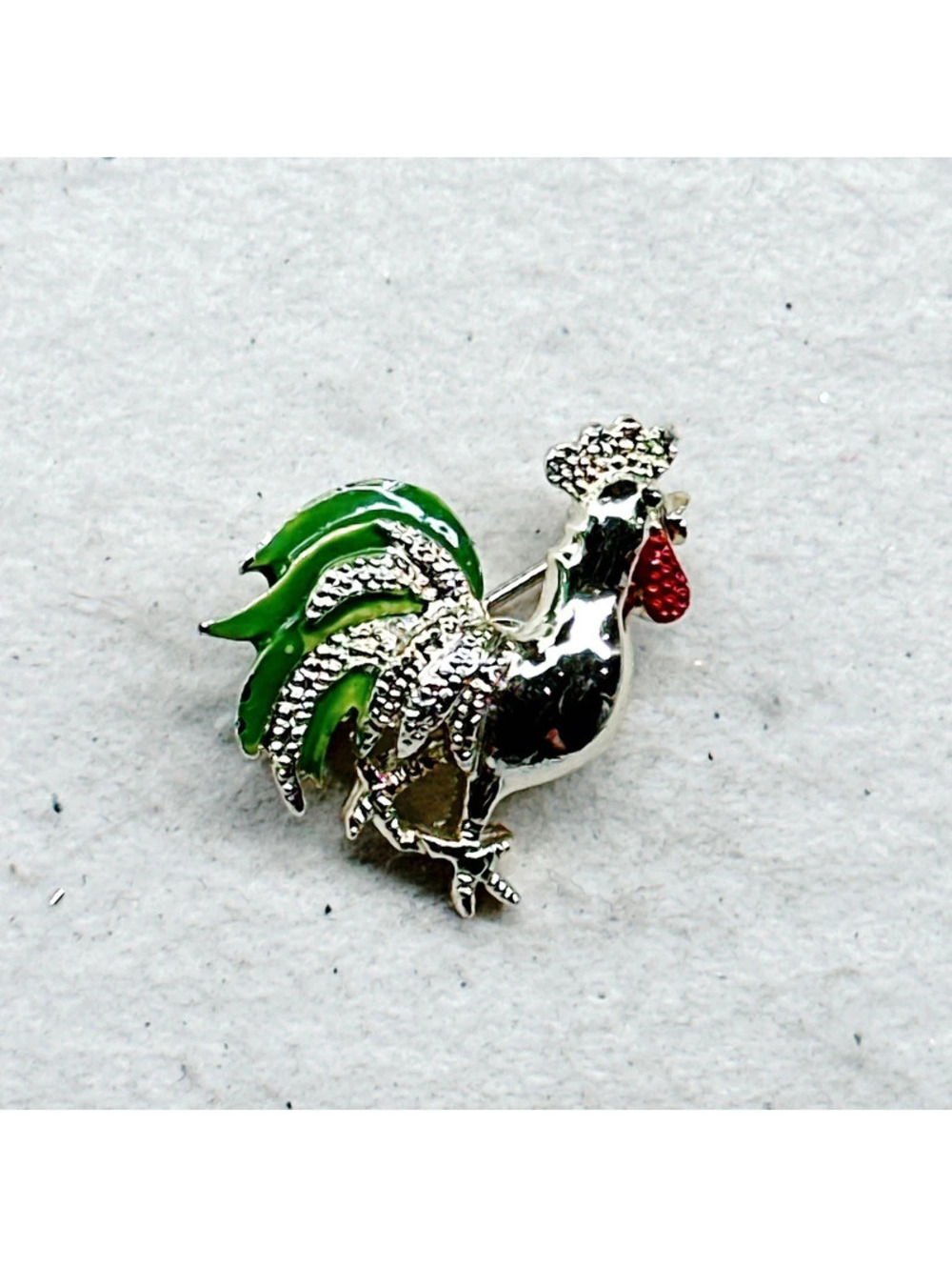 4683gc. Cottagecore Green Enamel Gerry’s Rooster Brooch Goldtone